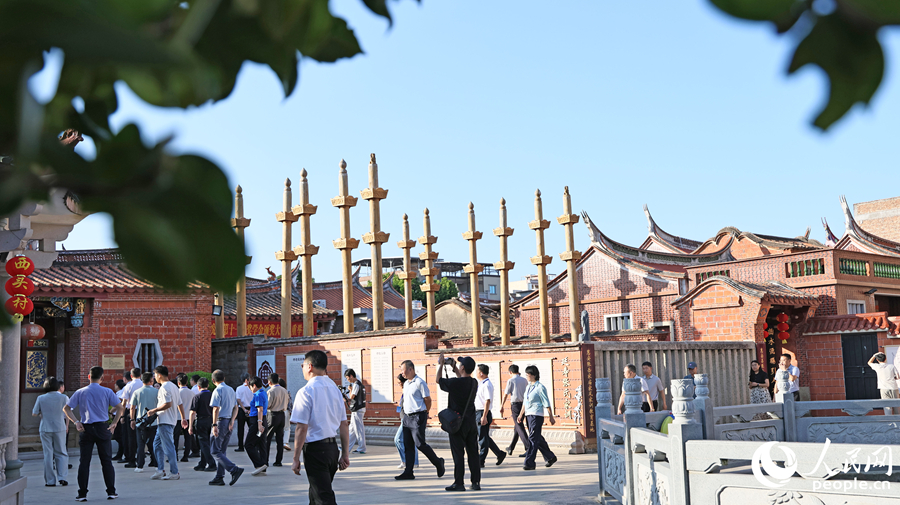 张岳家庙前，观摩团感受崇文尚学的家风。人民网记者 李昌乾摄