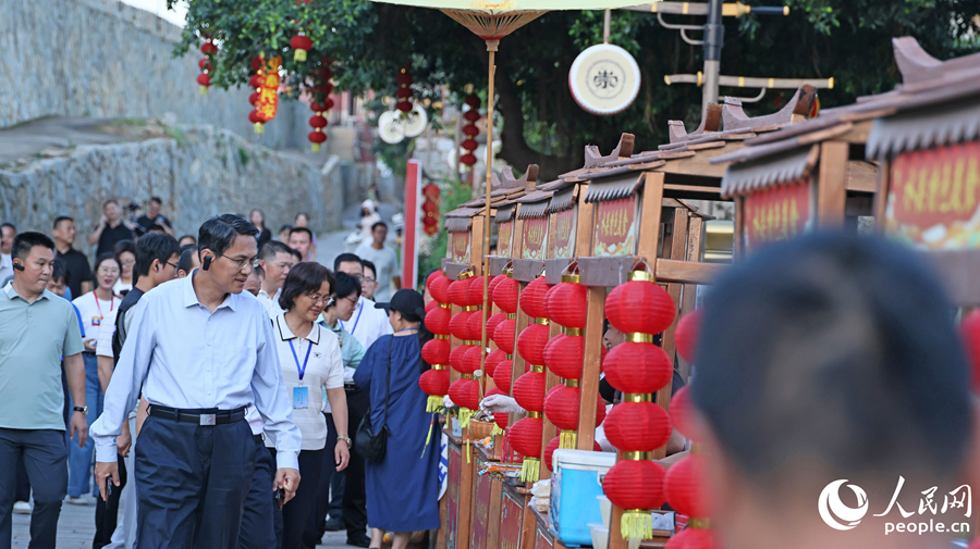 在崇武镇潮乐村，观摩团体验烟火气。人民网记者 李昌乾摄