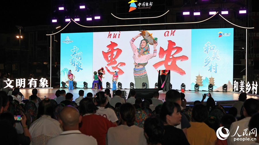 “文明有象 和美乡村”文艺展演暨福建村唱大赛晋级赛惠安赛区总决赛颁奖典礼在崇武镇前垵村智慧体育公园举行。人民网记者 李昌乾摄