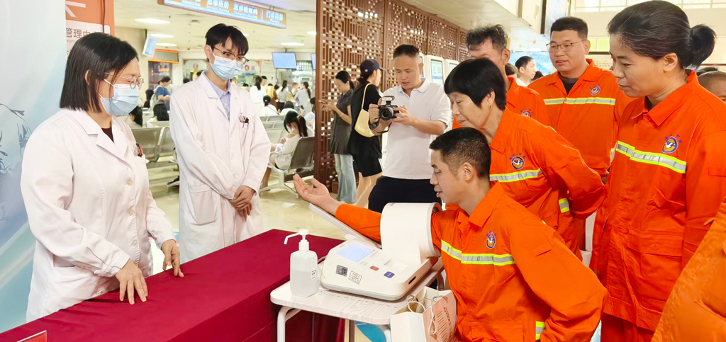 环卫工人代表体验服务。林林摄