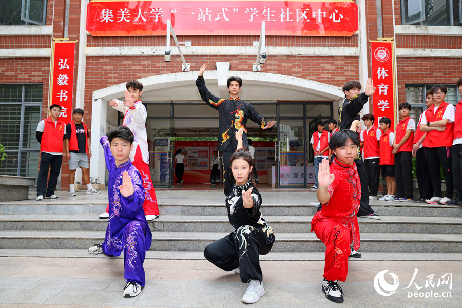 体育学院带来太极拳展演。人民网记者 陈博摄