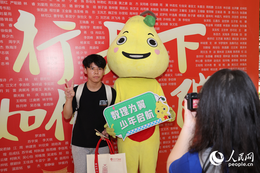 理学院推出吉祥物“小理”互动活动。人民网记者 陈博摄