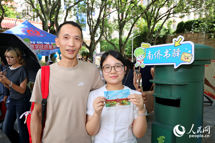 年仅15周岁的财经学院数字经济专业新生李雨柯。人民网记者 陈博摄