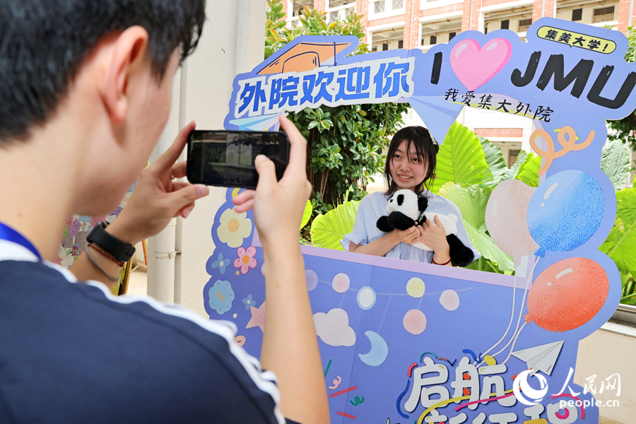 外国语学院翻译专业新生李淼收到的熊猫吉祥物 “胖达”。人民网记者 陈博摄