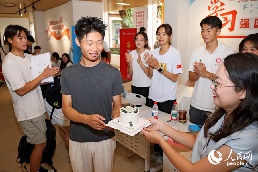 体育学院民体专业新生曹传捷的生日派对氛围感十足。人民网记者 陈博摄