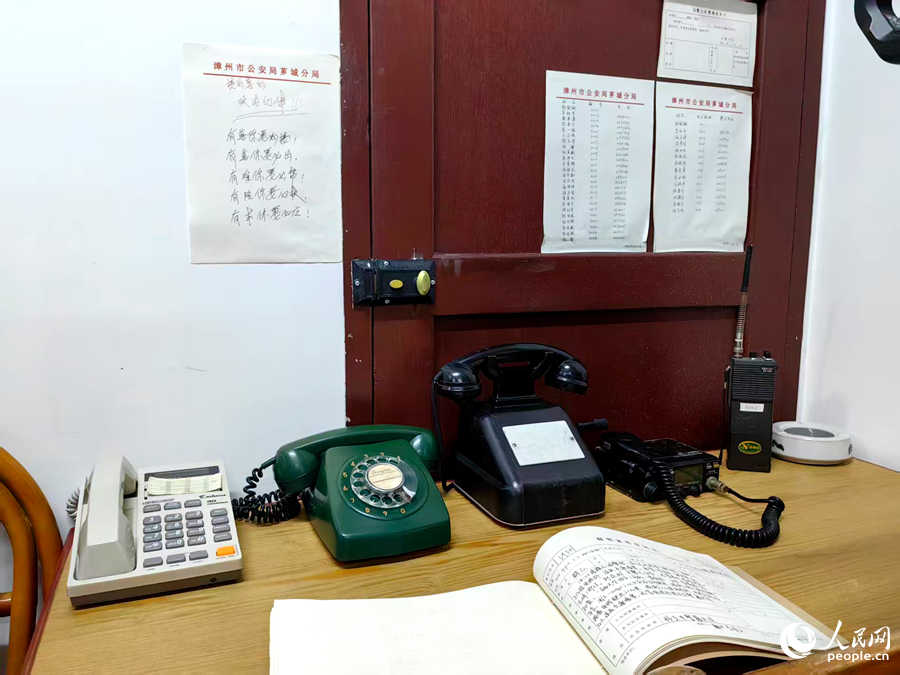 芗城公安分局旧址三楼展出的早期110报警台。人民网 苏海森摄