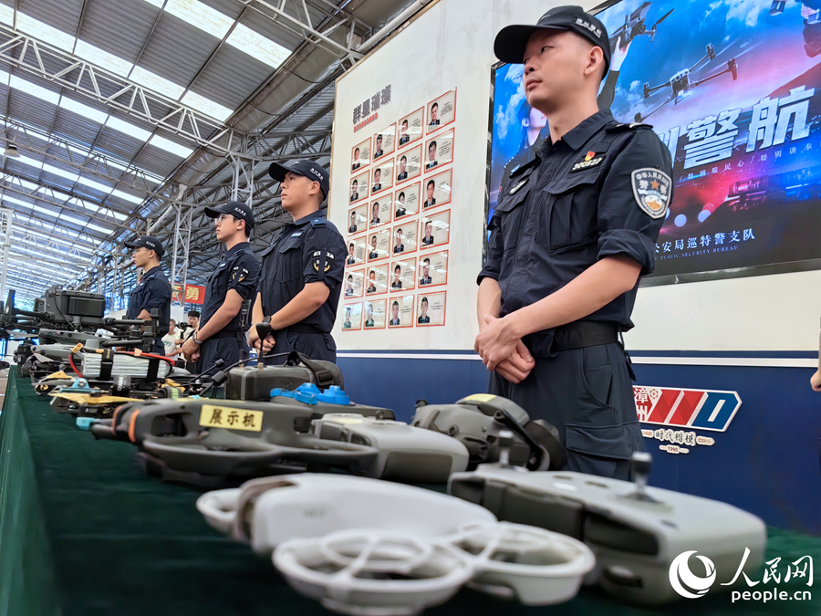 “漳州110”警航队展示警用无人机。人民网 苏海森摄