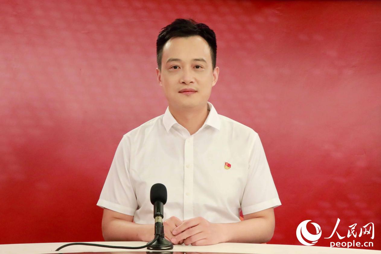 官申接受人民网专访。实习生 詹祉悦摄