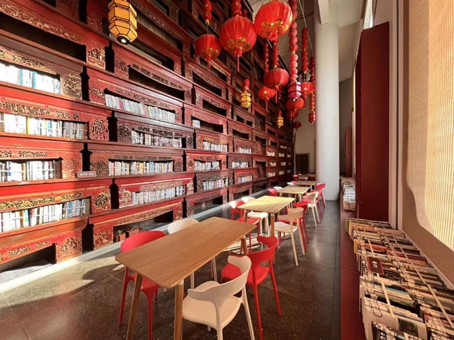 龙湖旅阅小镇项目让公交车化身“流动的图书馆”，并沿公交线布局3个微分馆，把阅读服务嵌入乡村旅游线路与村民日常生活