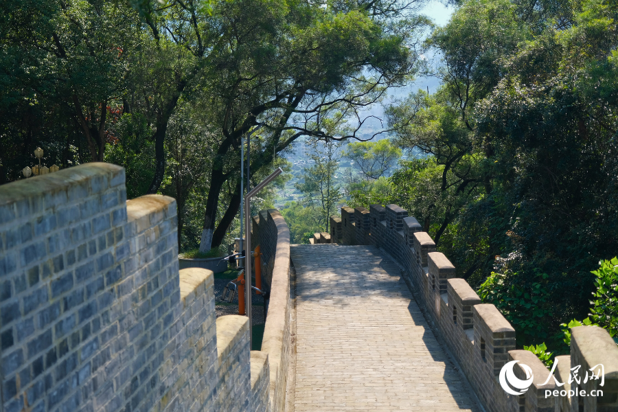 罗源古城墙上的观光步道。人民网 欧阳奕奕摄