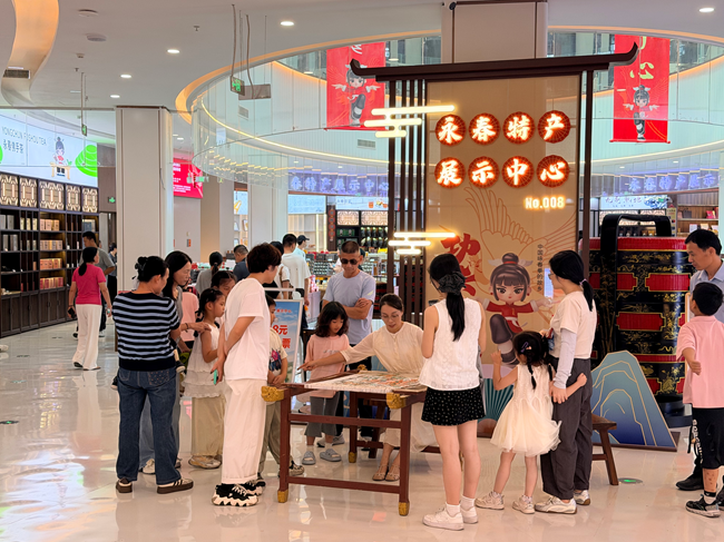 “驿路寻香·国庆乐购”主题集市。陈小强摄