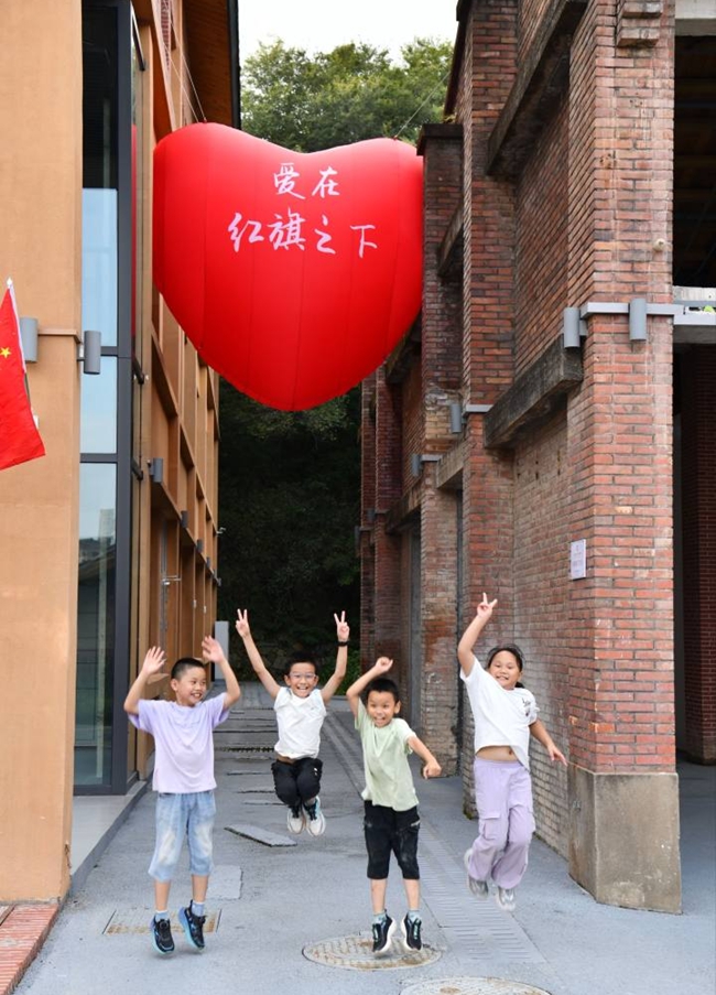 “爱在红旗之下”爱心气模