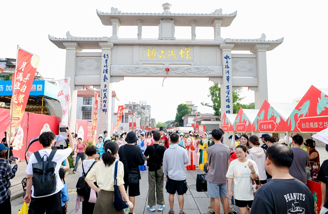 游客观看国风巡游