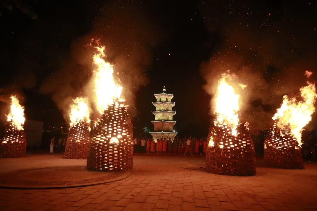 安平桥畔，烧塔仔的火光映亮千年石桥