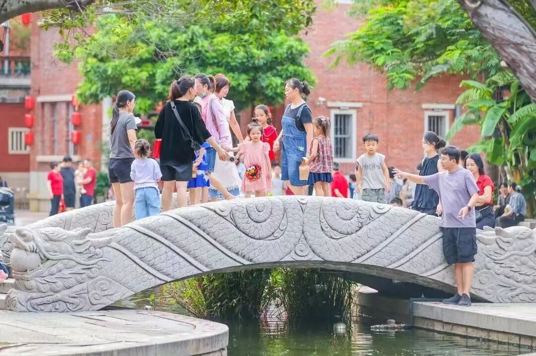 五店市传统街区的科举主题博饼游园迎来客流高峰