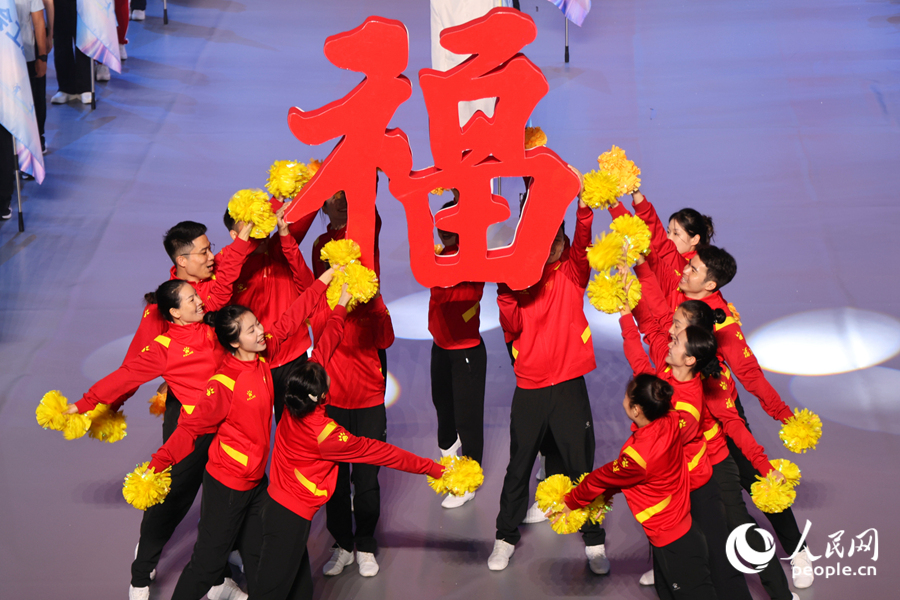 福建省总工会代表队带来“福”字格外亮眼。人民网记者 陈博摄