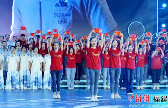 師生演唱《福建師范大學校歌》。