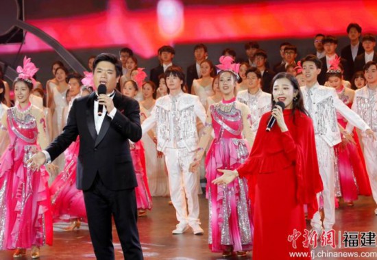 我校音樂學院教師王宇航與喻越越合唱歌曲《新的天地》。