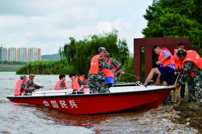 6月26日，防汛抢险应急演练人员驾驶冲锋舟转移“被困群众”。
