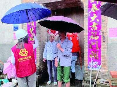 福建省南平市建阳区巾帼志愿者上门慰问受灾老人。
