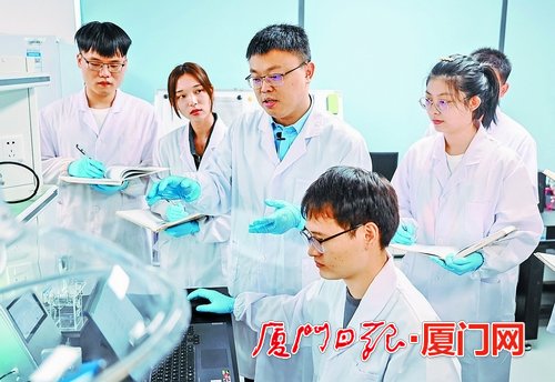 厦门大学侯旭团队在嘉庚创新实验室开展创新研讨。