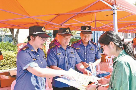 市执法局开展志愿服务，为市民送上城市管理宣传普法“大餐”。李倩澜摄