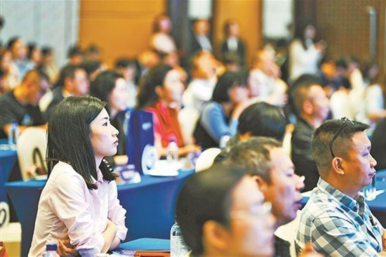 企业代表聆听专家解读。记者 林铭鸿摄
