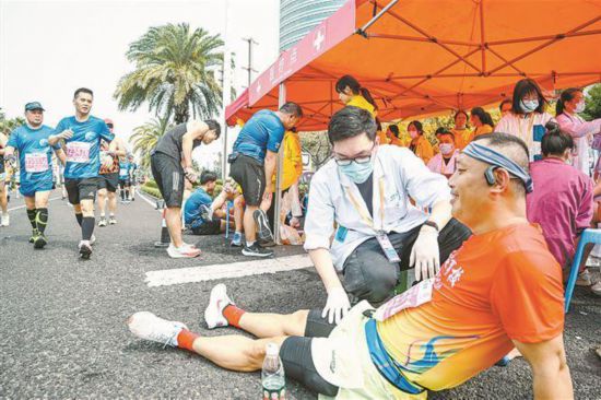 医护志愿者为厦马选手检查身体。（资料图）