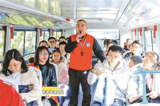 市民乘坐文明实践主题巴士，在“思明 文明学习时间”志愿宣讲团成员的带领下，打卡思明区新时代文明实践带。