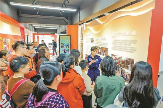 思明区打造厦门市首个全国道德模范馆。图为全国道德模范陈素珍介绍事迹。