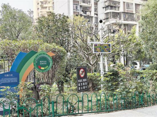 厦门市已有17个小区“静悄悄”办大事，完成宁静小区试点建设。图为夏商·大学康城的噪声自动监测系统。祖坤科技有限公司供图