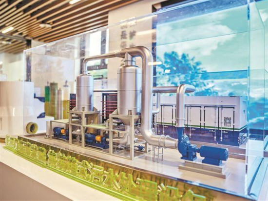 嘉戎技術展廳內展示的低溫負壓蒸發器模型。記者 盧劍豪攝