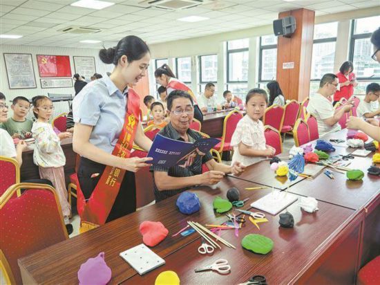 厦门农商银行组织形式多样的宣传活动，为市民普及金融知识。厦门农商银行供图
