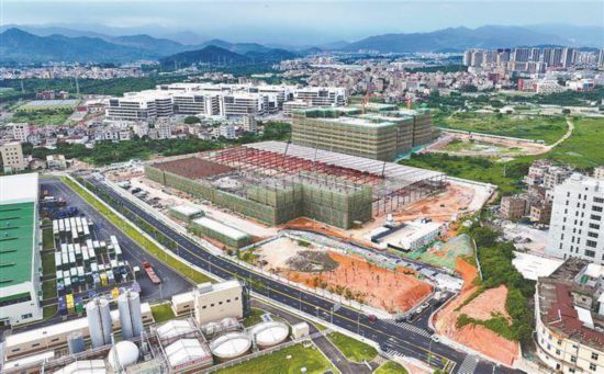 廈門寶鋼制罐新建智能化兩片罐生產基地項目正在加速建設，將成為同安啤酒產業鏈的重要一環。夏海濱攝