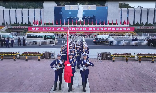三坊七巷消防救援站指战员护送国旗前往旗台。