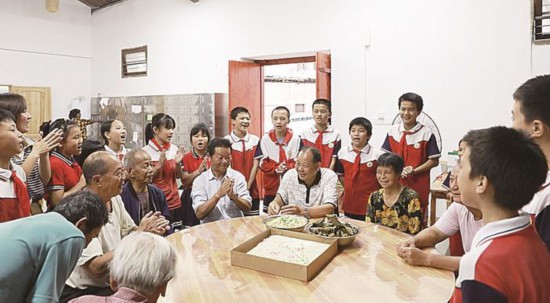 沙溪乡梓口坊村学生为老人过集体生日