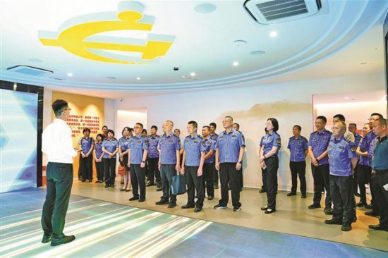 廈門市執法局組織黨員干部參觀廈門市委黨校“學習之路”主題課堂。
