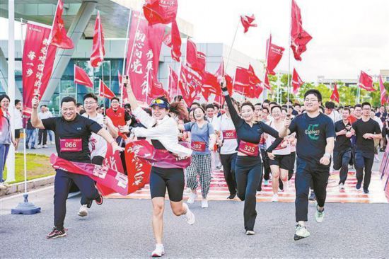 天馬顯示科技黨委堅持“黨建帶團建、黨建帶工建”。圖為天馬顯示科技為慶祝“七一”舉辦“環廠跑”活動。企業供圖