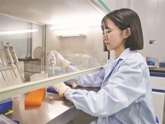 在致善生物，黨員帶頭打造“冠軍產品”。圖為致善生物的黨員在PCR配液間內配制溶液。記者 盧劍豪攝