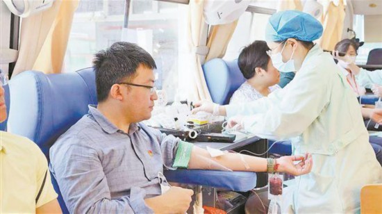 廈門自貿片區黨組組織黨員參加獻血活動。廈門自貿片區供圖