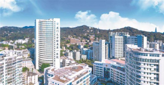 現在的廈門大學附屬第一醫院。上古街自醫院內部穿行而過，串聯起醫院門診A區、B區，急診樓和停車樓，首尾皆與廈門主干道鎮海路相接，是醫院濟世救人的“生命之路”。