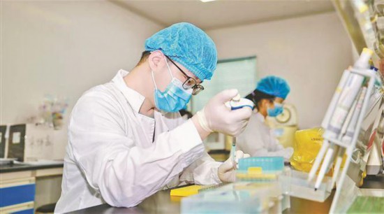 火炬科技成果轉化中心將依托廈門市和廈門火炬高新區積累的產業資源和創新要素建設服務平台。圖為高新區孵化企業萬基生物實驗室。（資料圖）