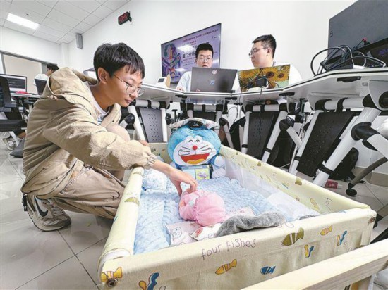大賽以“48小時創客馬拉鬆”的形式進行。圖為創客就“智能嬰兒床”項目進行討論。