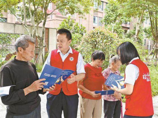 厦门农商银行工作人员走进同安区祥平街道移民造福安置小区二期，为居民送上便民服务、宣传金融知识。厦门农商银行供图