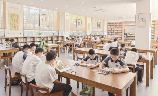 城关中学学生暑期在学校图书馆静心阅读。