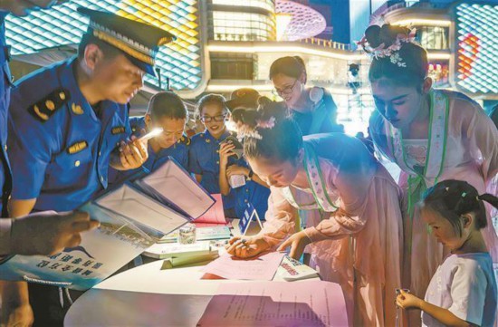 现场，问卷挑战赢奖品活动深受市民欢迎。