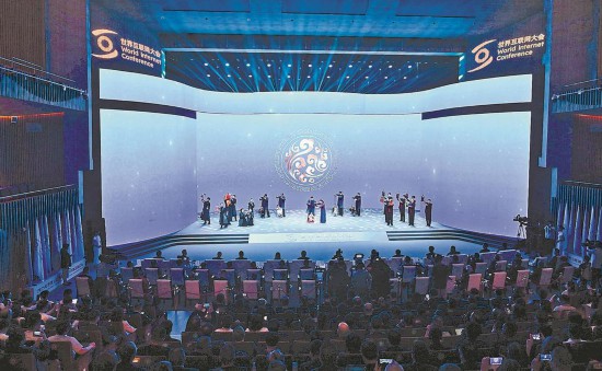 24日，2025年世界互聯網大會數字絲路發展論壇開幕。圖為開幕前的掌上木偶和提線木偶展演。福建日報記者 游慶輝 攝