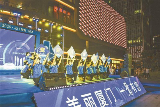 小舞者们演绎城管故事。