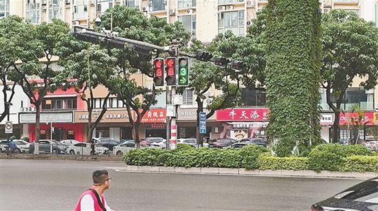 廈門市上新試點“智能紅綠燈”系統。圖為信號燈時間縮短后的路口。廈門市公安局交警支隊供圖