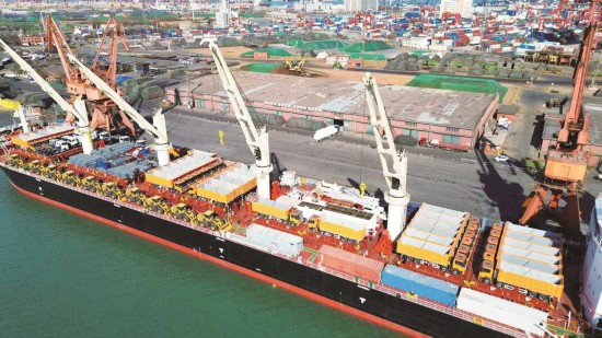 6.4万吨新造散货船“金海润”轮开启首航征程。